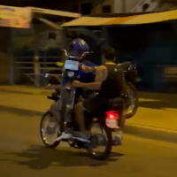 Manabí: Una moto trasladada encima de otra moto