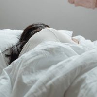 Dormir poco nos vuelve menos generosos