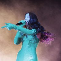 El encanto y los bailes de Dua Lipa hechizan a Colombia