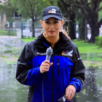 Reportera en EE.UU. “protege” micrófono con un condón en un directo sobre Ian