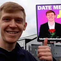 Contrata una valla publicitaria para tratar de conseguir novia