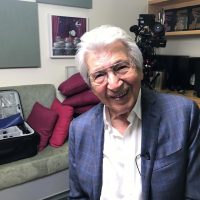 El caballero de fina estampa Manuel Alejandro regresa a América con 90 años
