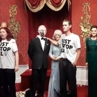 Activistas arrojan torta al rostro de la figura de cera de Carlos III