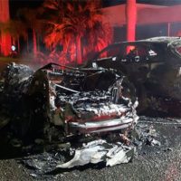 Queman dos vehículos de la exesposa del reguetonero puertorriqueño Cosculluela