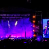 Bad Bunny revolucionó y calentó la fría noche lluviosa de Quito