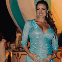 Constanza Báez recibe a su bebé Dante tras parto de emergencia