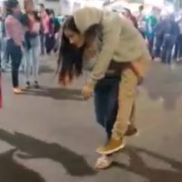 Mujer carga a hombre en aparente estado etílico en fiestas de Manta