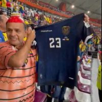 Moisés Caicedo regala su camiseta a un hincha ecuatoriano tras culminar el partido Ecuador vs. Países Bajos