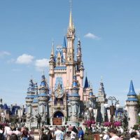 Multimillonario hace cerrar Disney World y contrata a  Coldplay para sus empleados