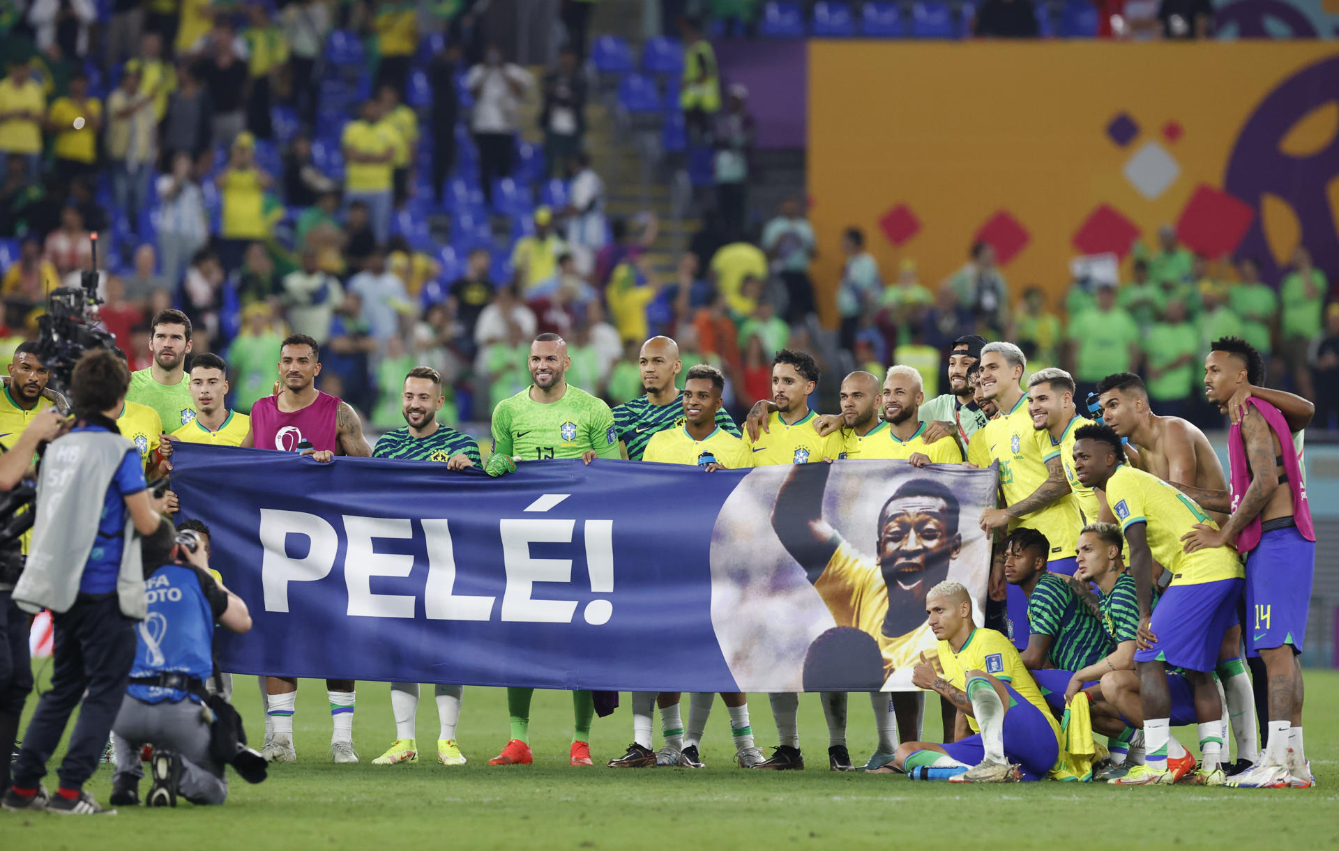 Jugadores de Brasil sostienen una pancarta de apoyo al astro brasileño Pelé