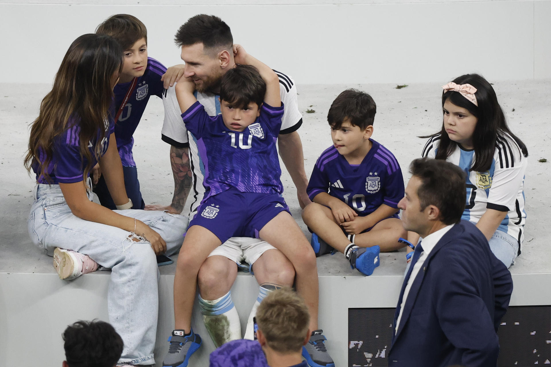 Lionel Messi de Argentina celebra con su esposa Antonela Roccuzzo (i) y sus hijos