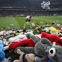 Lluvia de peluches en partido de fútbol en Turquía