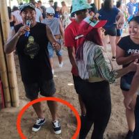 Animador se hace viral por usar zapatos de 8 dólares