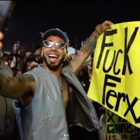 Anuel AA arremete contra supuesto novio de Karol G con insulto en pancarta