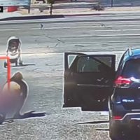 ¡Héroe sin capa! Hombre salva a bebé en coche fuera de control que se dirigía a autopista