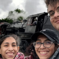 Así vive su relación amorosa la siamesa que comparte pelvis con su hermana