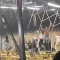 La fuerza de la naturaleza se lleva techo de un restaurante en China