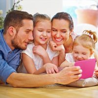 Guía para el uso de tecnología según edad: Celular de 10 a 13 y pantallas de 3 a 5 años