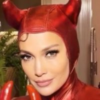 Jennifer López se convirtió en una hermosa ‘diablita’