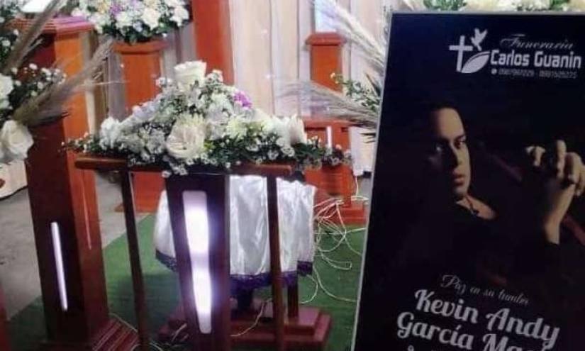 El último adiós al influencer Andy García estuvo marcado por el dolor de sus familiares, amigos, vecinos y allegados.