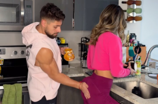 ‘La Caramelo’ es criticada por video junto a su novio