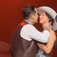 Christian Nodal y Ángela Aguilar se besaron y mostraron el anillo en Machala