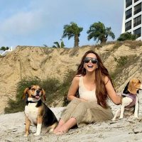 Érika Vélez lleva a su 'hija' al mar por primera vez