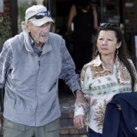Espectáculos. Así lucían el actor Gene Hackman y su esposa cuando se dejaron fotografiar por paparazzis la última vez