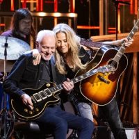 Cantante. Sheryl Crow dona el dinero de su Tesla en respuesta a las presiones de Elon Musk