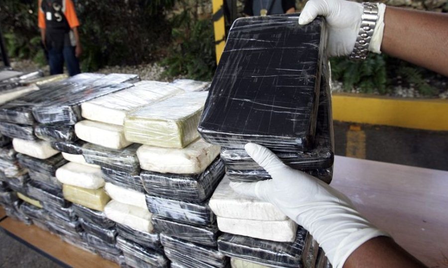 En una lancha agentes e la Armada incautaron 1.200 kilos de droga que estaban camuflados en un doble fondo.