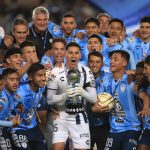 Jugadores del Pachuca celebran hoy con el trofeo de campeones del torneo Apertura 2022