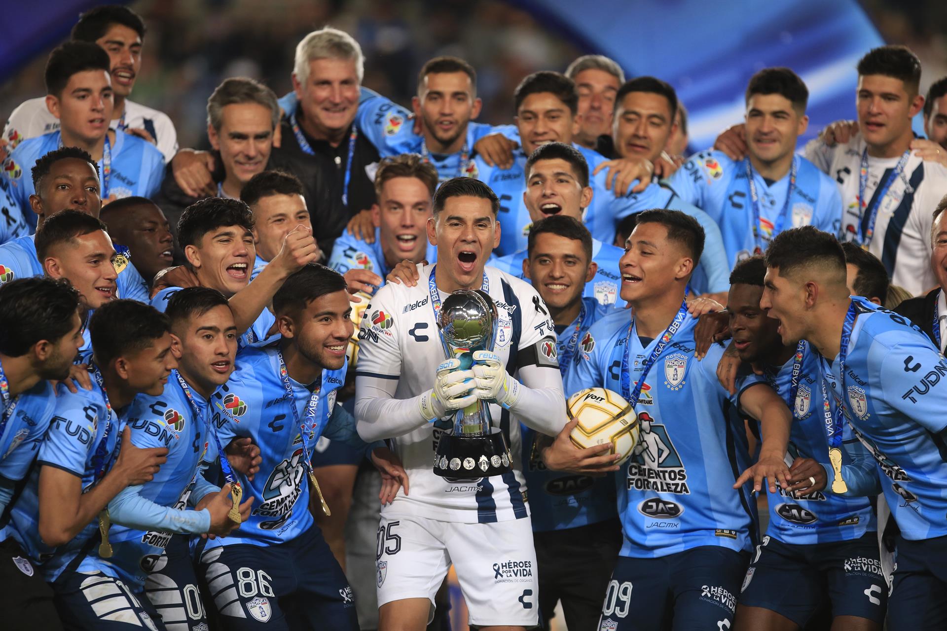 Jugadores del Pachuca celebran hoy con el trofeo de campeones del torneo Apertura 2022