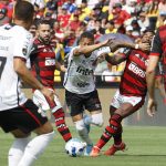 Éverton Ribeiro (i) de Flamengo disputa un balón con Vitinho (c) de Paranaense