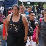 Un grupo de migrantes venezolanos y centroamericanos caminan hoy, en el municipio San Pedro Tapanatepec, en el estado de Oaxaca