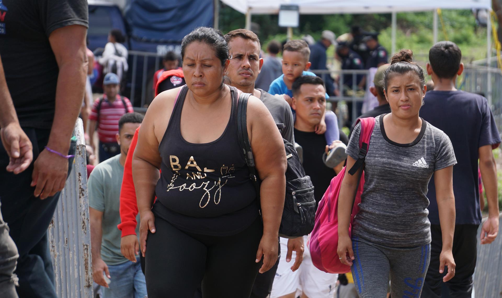 Un grupo de migrantes venezolanos y centroamericanos caminan hoy, en el municipio San Pedro Tapanatepec, en el estado de Oaxaca