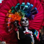 una mujer caracterizada como la catrina, en Michoacán