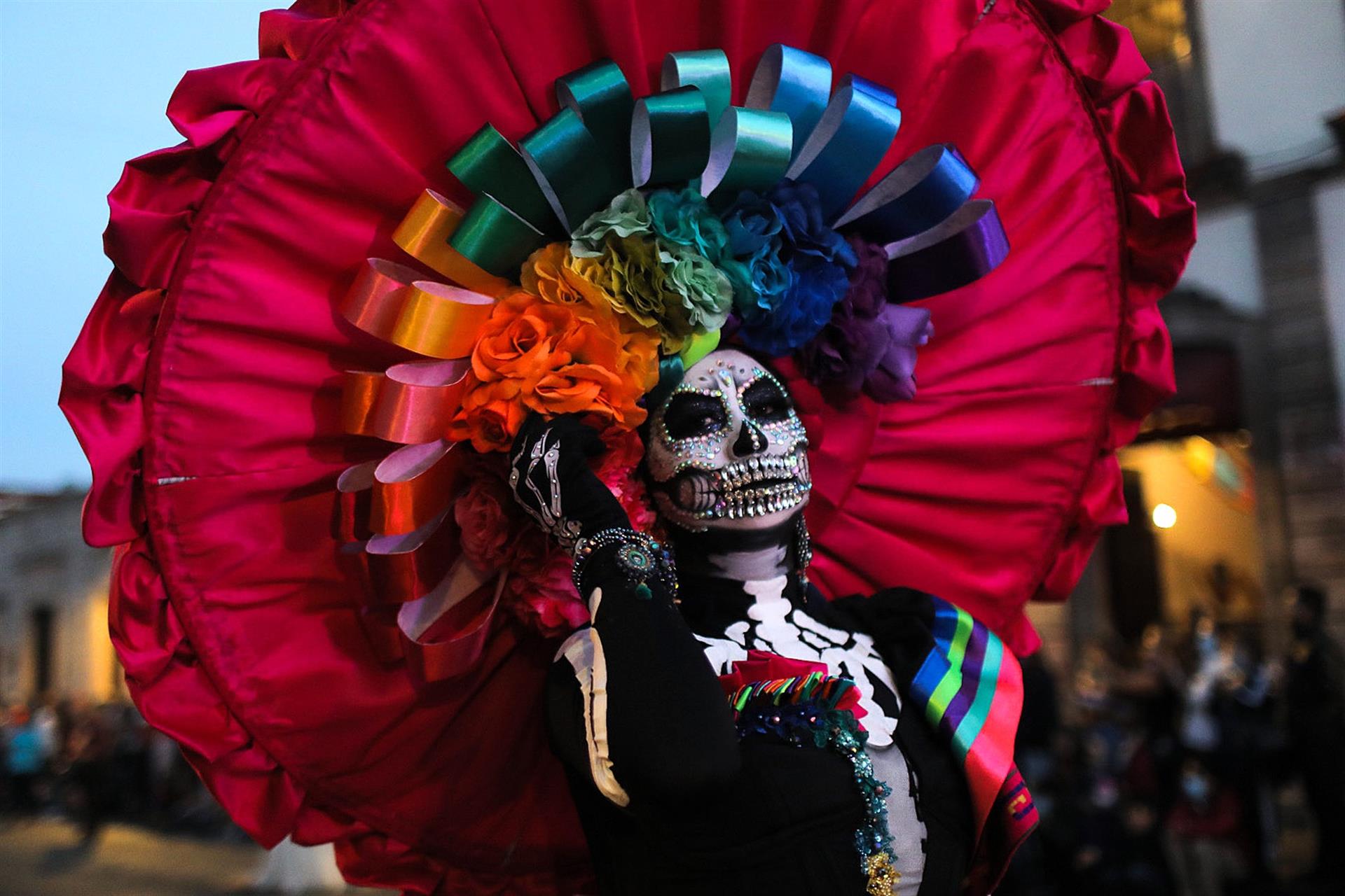 una mujer caracterizada como la catrina, en Michoacán
