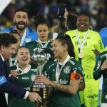El presidente de la Conmebol, Alejandro Domínguez, entrega hoy el trofeo de la Copa Libertadores Femenina 2022 a Bia Zaneratto del Palmeiras