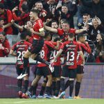 Jugadores de Athletico Paranaense celebran un gol de Vitor Roque