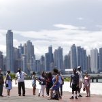 Turistas caminan por el paseo de Las Bóvedas en el Casco Antiguo de Ciudad de Panamá