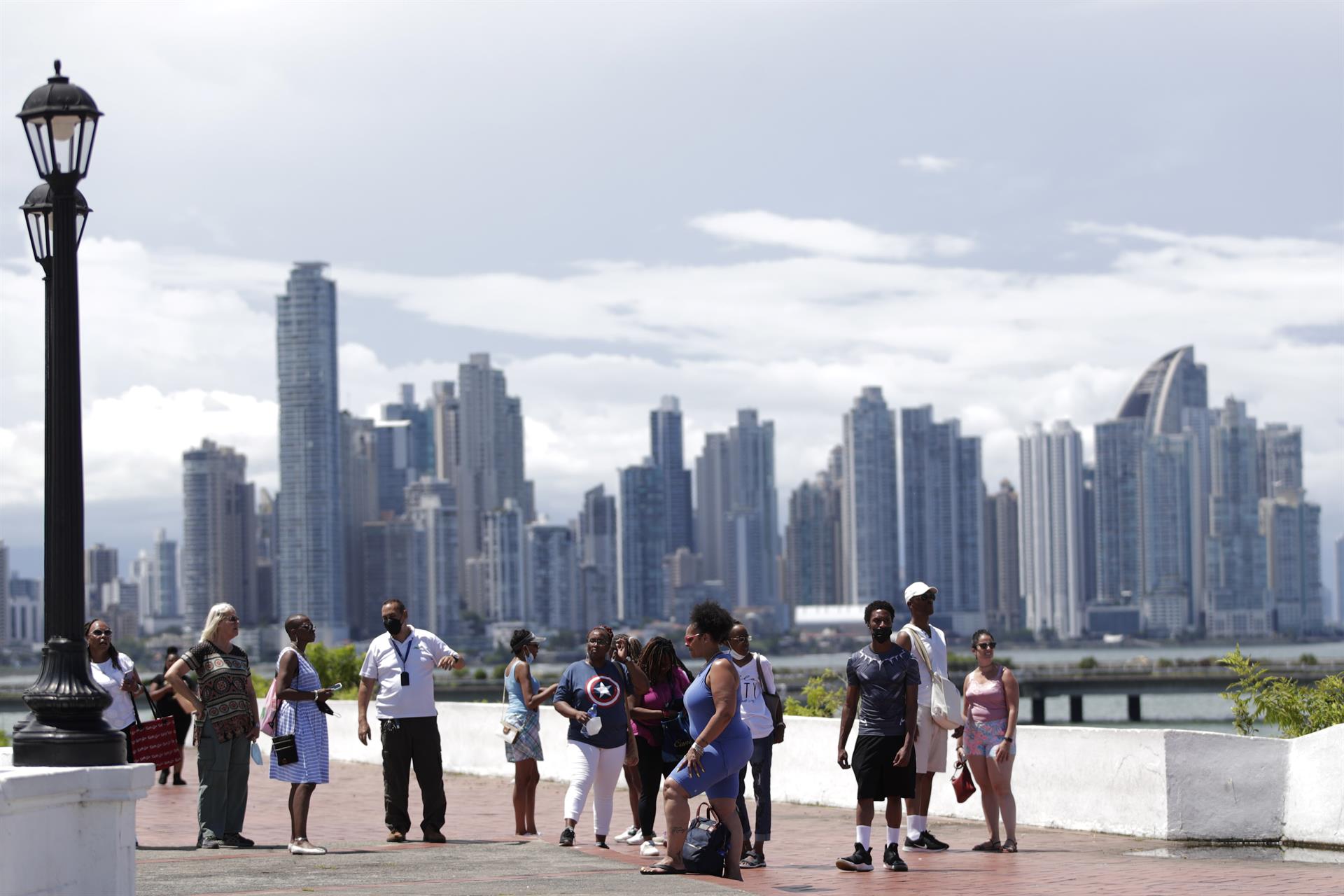 Turistas caminan por el paseo de Las Bóvedas en el Casco Antiguo de Ciudad de Panamá