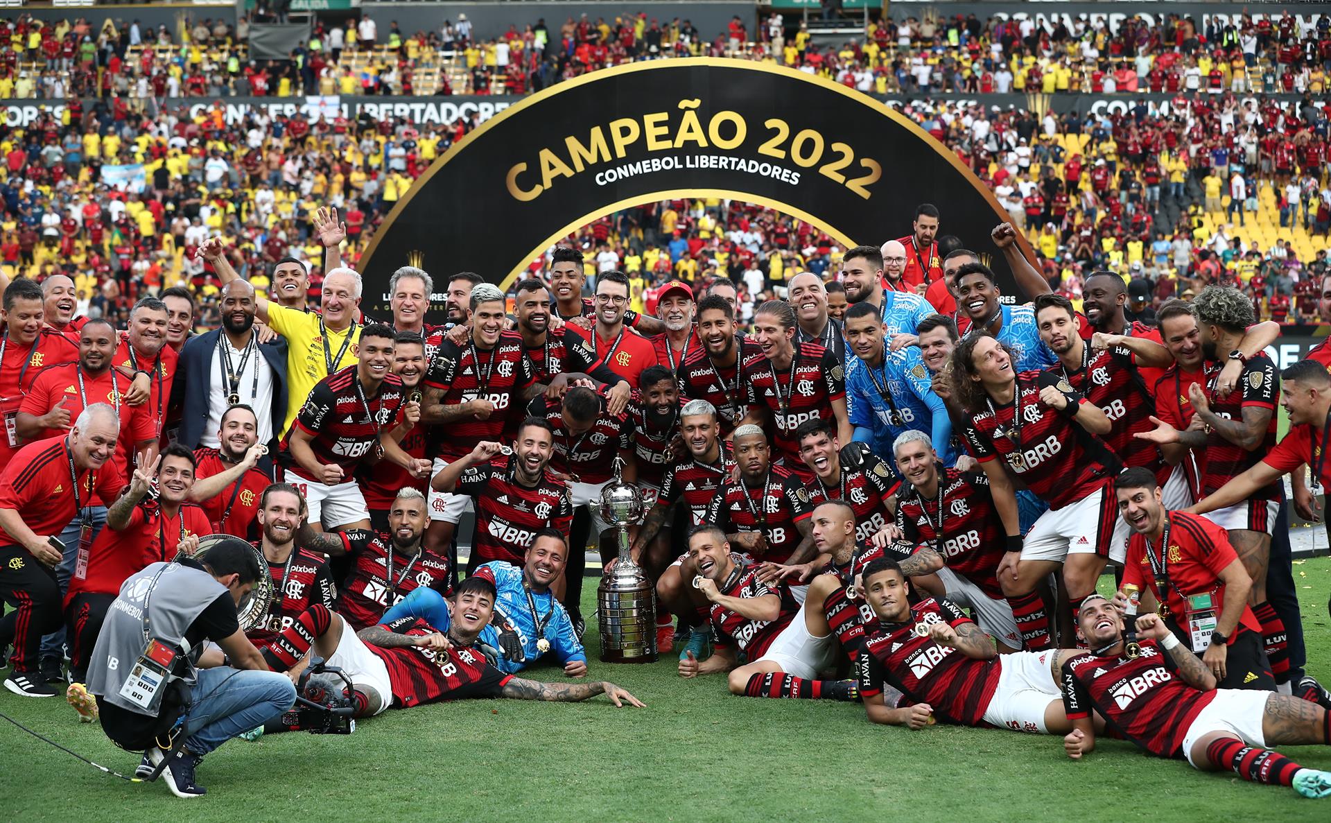 Jugadores del Flamengo celebran al ganar hoy, en la final de la copa Libertadores entre Flamengo y Athletico Paranaense