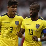 Énner Valencia (d) de Ecuador celebra un gol de Ecuador ante Qatar