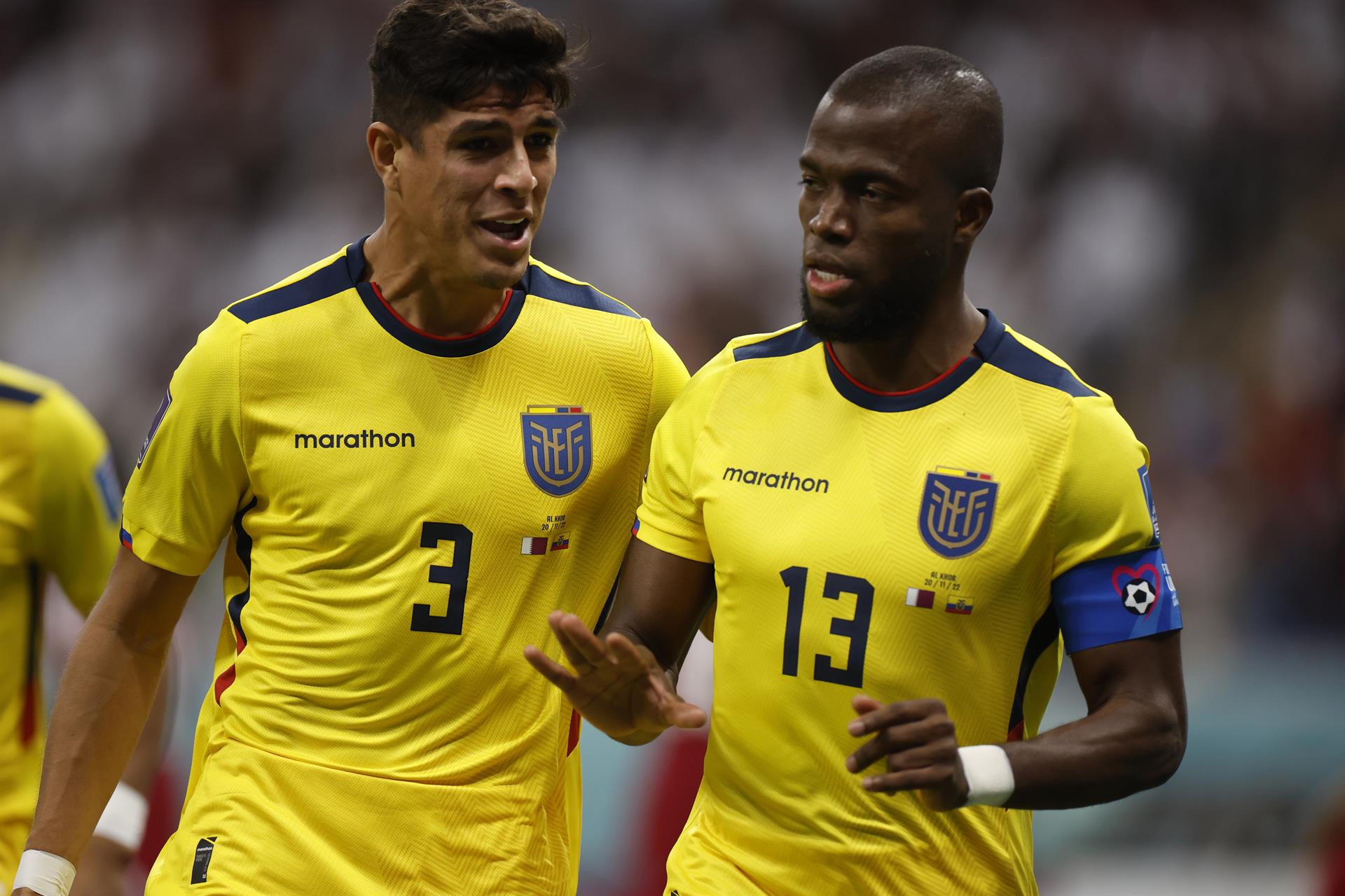 Énner Valencia (d) de Ecuador celebra un gol de Ecuador ante Qatar