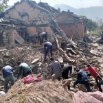 Varias rersonas trabajan entre los escombros en la aldea de Gari Gaau, distrito de Doti, tras un terremoto de magnitud 5,6 que golpeó el oeste de Nepal