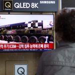 Una mujer ve las noticias en una estación en Seúl, en Corea del Sur