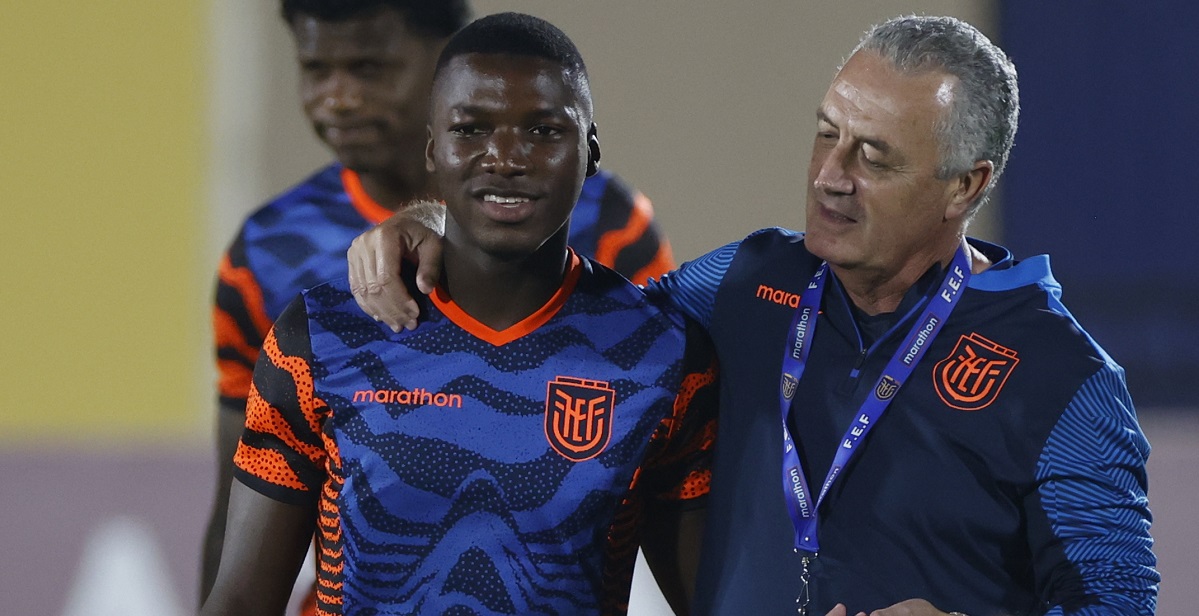 Moisés Caicedo (izq.) junto al entrenador Gustavo Alfaro.