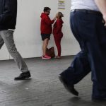 Una persona con obesidad camina en Los Ángeles