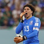 Guillermo Ochoa de México reacciona en un partido de la fase de grupos del Mundial de Fútbol Qatar 2022 entre México y Polonia