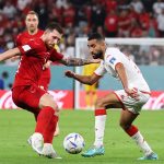 Pierre-Emile Hojbjerg (L) de Dinamarca en acción en contra Ali Abdi (R) de Túnez